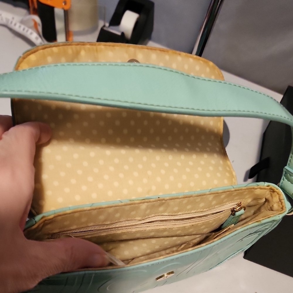 Liz Claiborne Green Shoulder Bag with Textured Finish - Picture 3 of 8